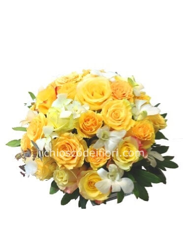 Composizione di fiori freschi per centrotavola.