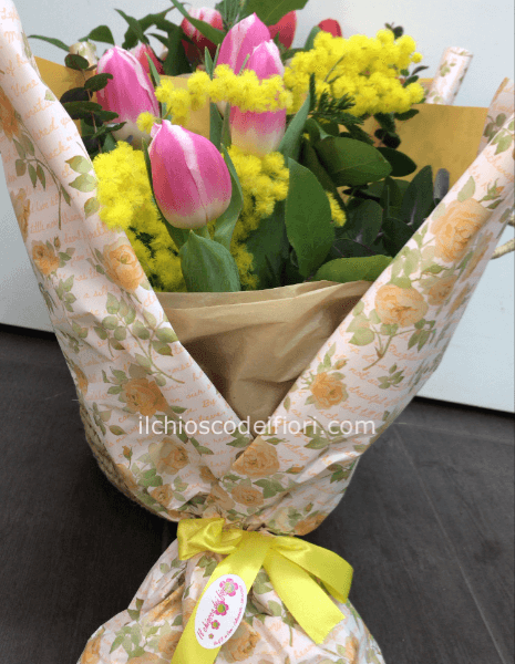 Mazzo di tulipani con packing accurato