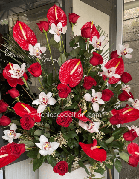 Composizione con rose anthurium e orchidea