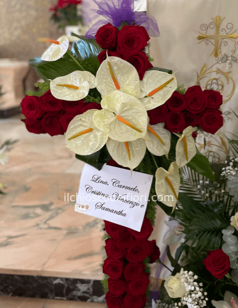 Croce funebre con rose e anthurium