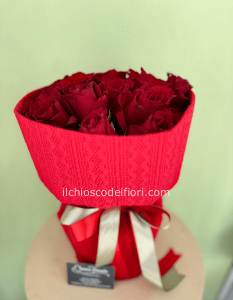 Bouquet rose rosse in confezione tessuto 