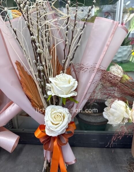 Fascio con salix e rose 