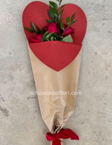 Tre rose rosse in confezione kraft