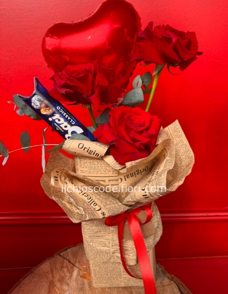 Composizione rose cioccolattini 